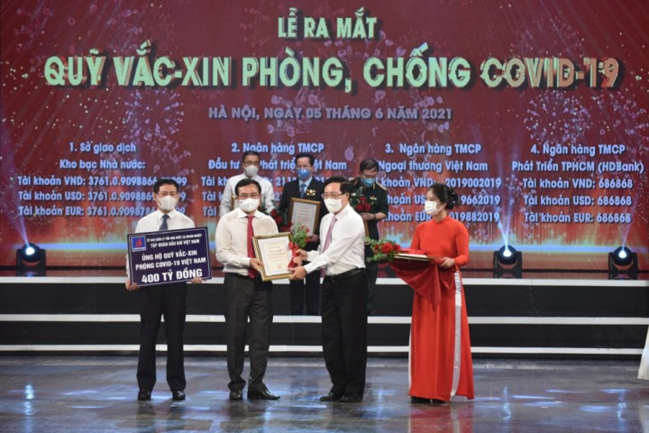 Petrovietnam trao 400 tỉ đồng xây dựng Quỹ vắc-xin phòng, chống Covid-19